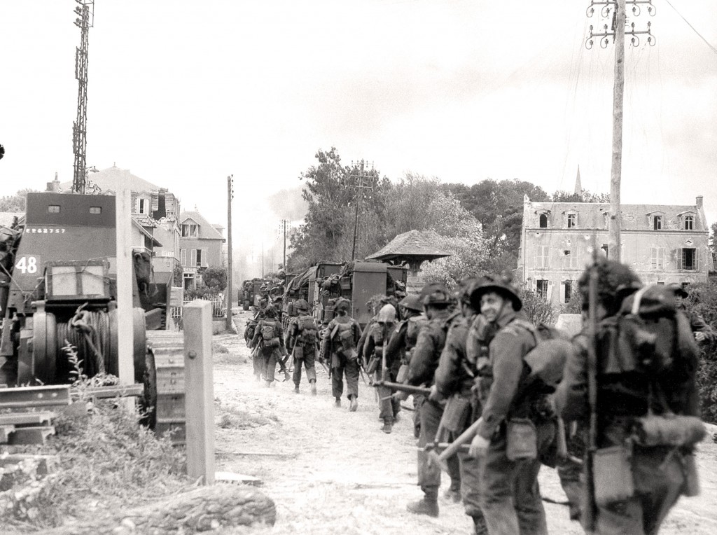 Photo of British troops advance inland