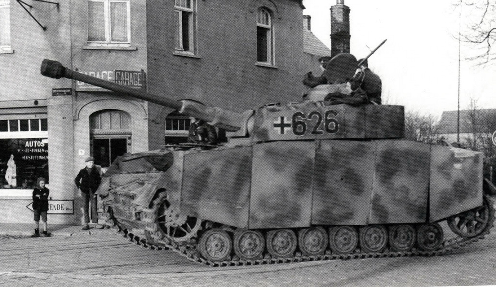 Ss tanks. PZ-IV H 12 танковая дивизия СС. 12 Танковая дивизия СС Гитлерюгенд PZ IV. 12 SS Panzer Division. PZ 10 танк.