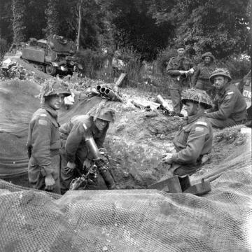 Mortar crew of the Regina Rifle Regiment