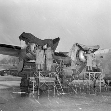 Servicing a Liberator VI